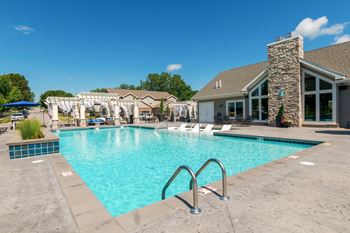 Swimming pool with splash pad